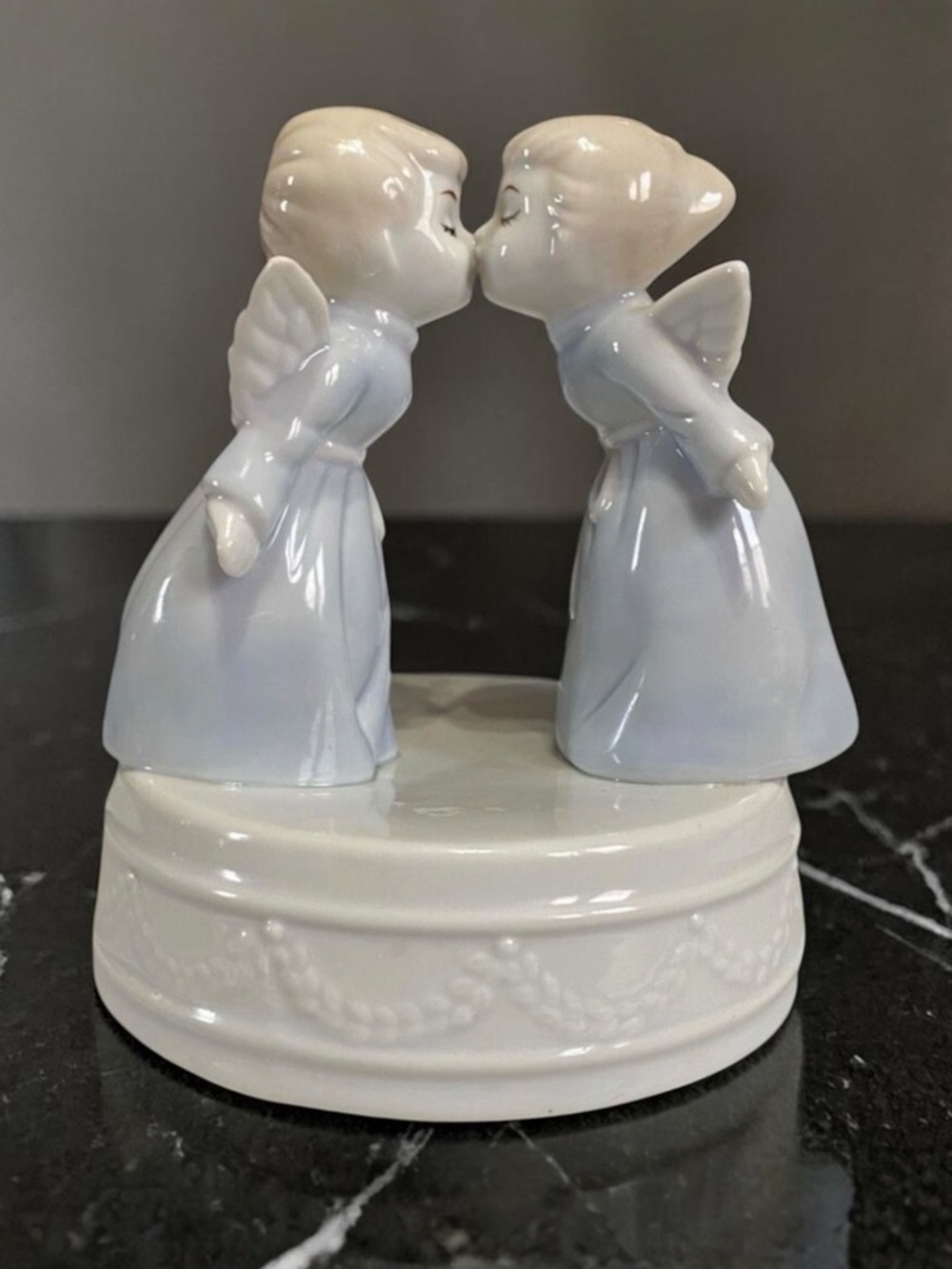 Vintage Ceramic Porcelain Kissing Angels Rotating Music Box